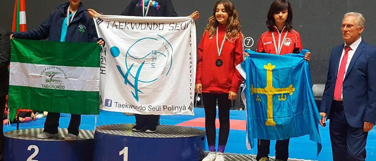 Alicia Villanueva, en el podio con la bandera de Asturias.