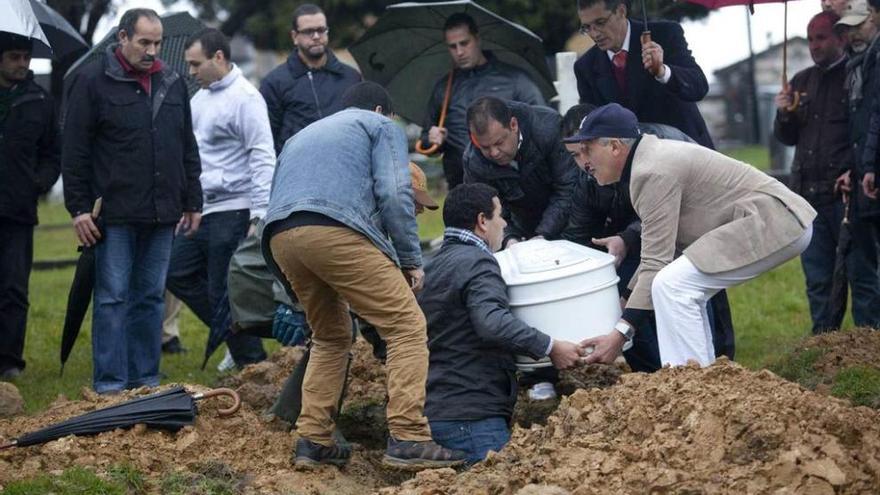 El entierro de Imran en el cementerio del Salvador, en enero.