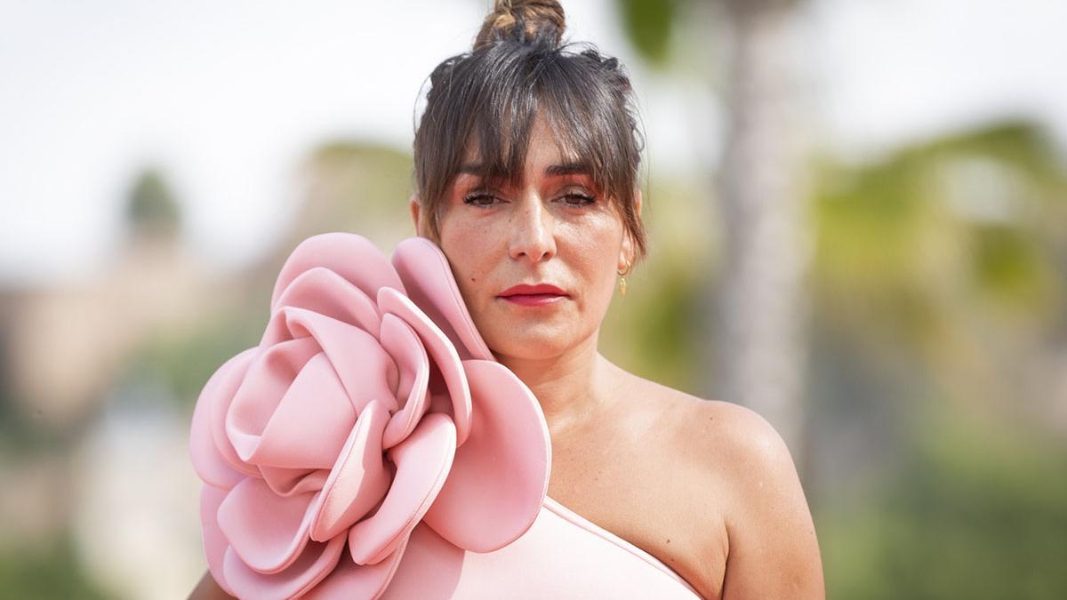 Candela Peña, con topa rosa asimétrico, en la presentación de 'Maricón Perdido' en el Festival de Málaga