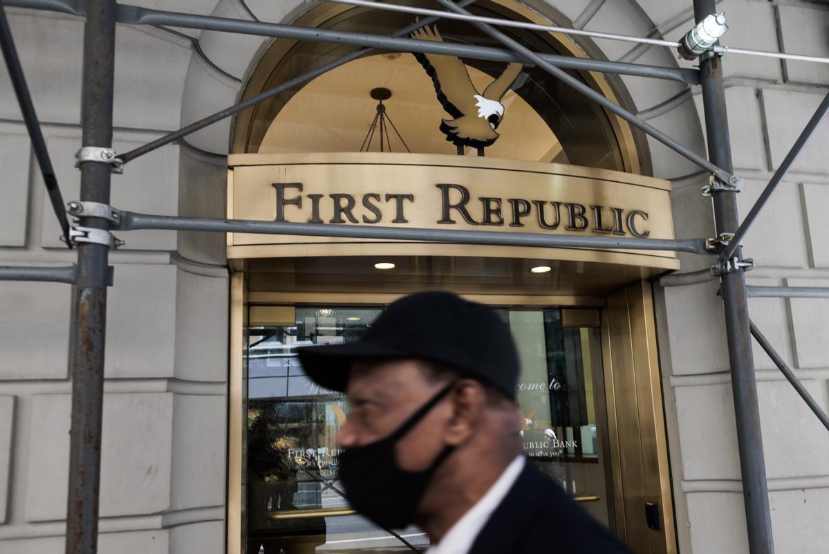 New York (United States), 16/03/2023.- A sign outside of a First Republic Bank branch in New York, New York, USA, 16 March 2023. A number of banking institutions are in talks to collectively help rescue the bank which is facing a loss in investor confidence due to a large amount of uninsured deposits and questions about liquidity. (Estados Unidos, Nueva York) EFE/EPA/JUSTIN LANE