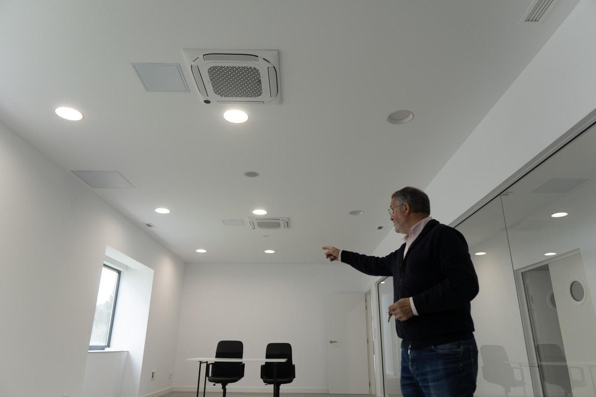 Luis Barca en la sala polivalente del complejo.