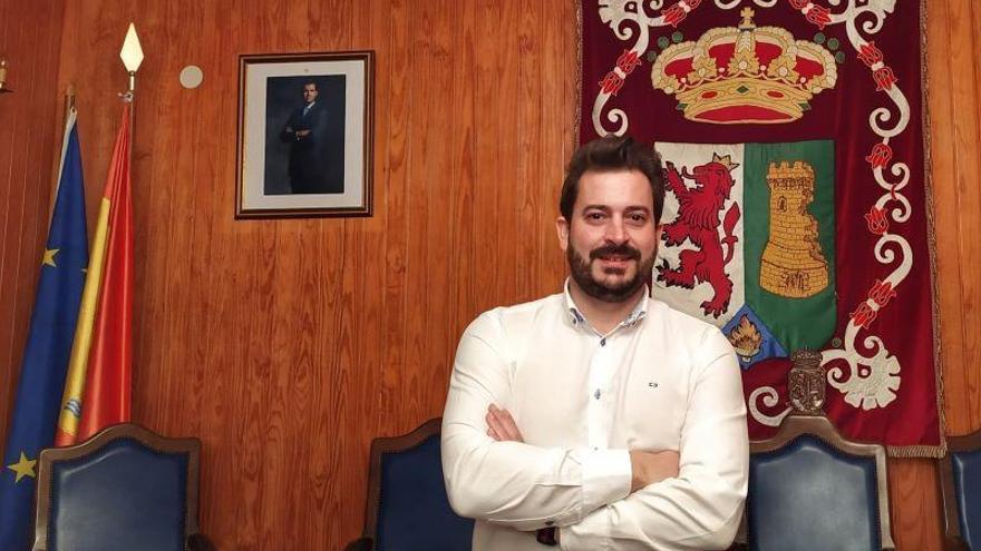 El alcalde de Torrejoncillo denuncia un WhatsApp falso ante la Guardia Civil