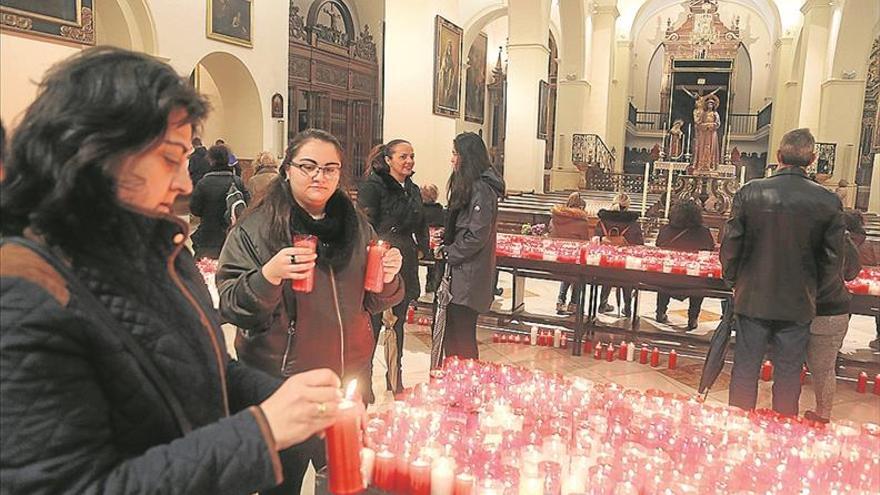 CIENTOS de montillanos pasan ANTE LA IMAGEN DEl Cristo de Medinaceli