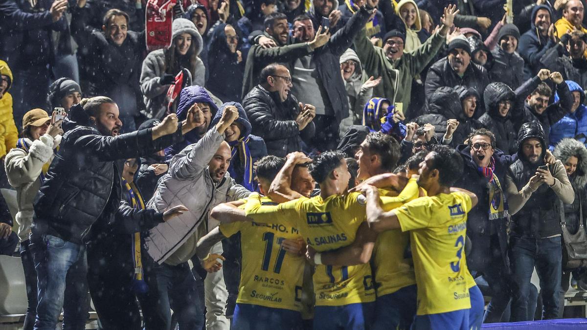 Futbolistas del Orihuela celebran uno de los tantos al Girona en Copa