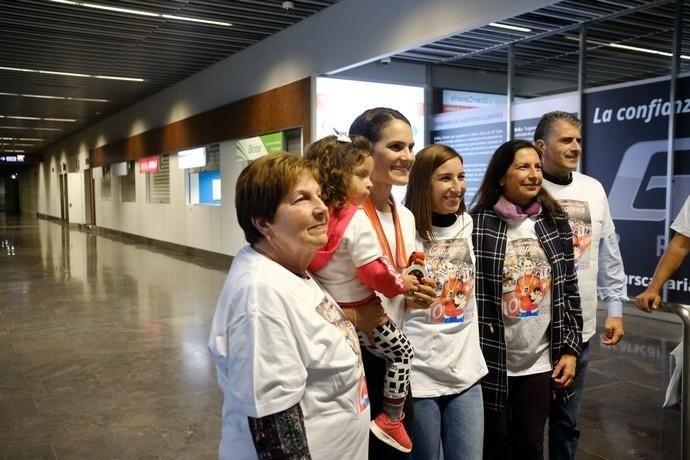 Las Palmas de Gran Canaria. Llegada al aeropuerto de la jugadora de balonmano Almudena Rodríguez tras ganar la medalla de plata en el mundial con la selección española.  | 17/12/2019 | Fotógrafo: José Carlos Guerra