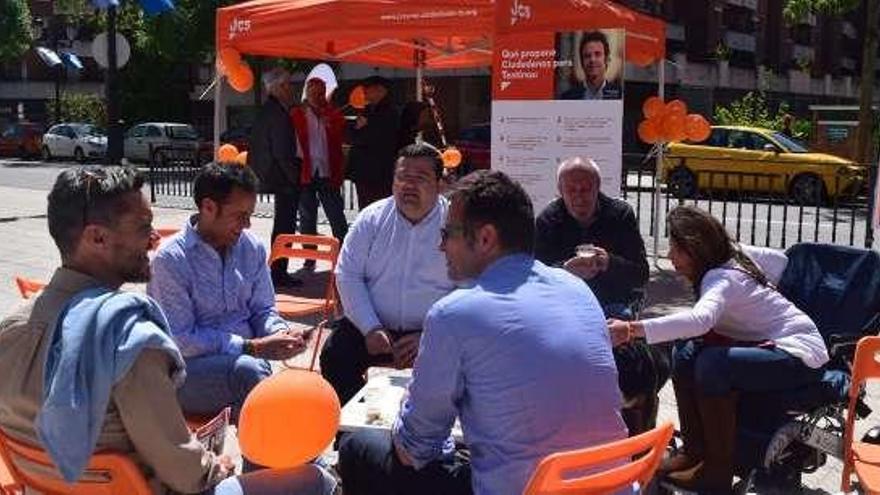 Nacho Cuesta, segundo por la izquierda, con miembros de su candidatura ayer en Teatinos.