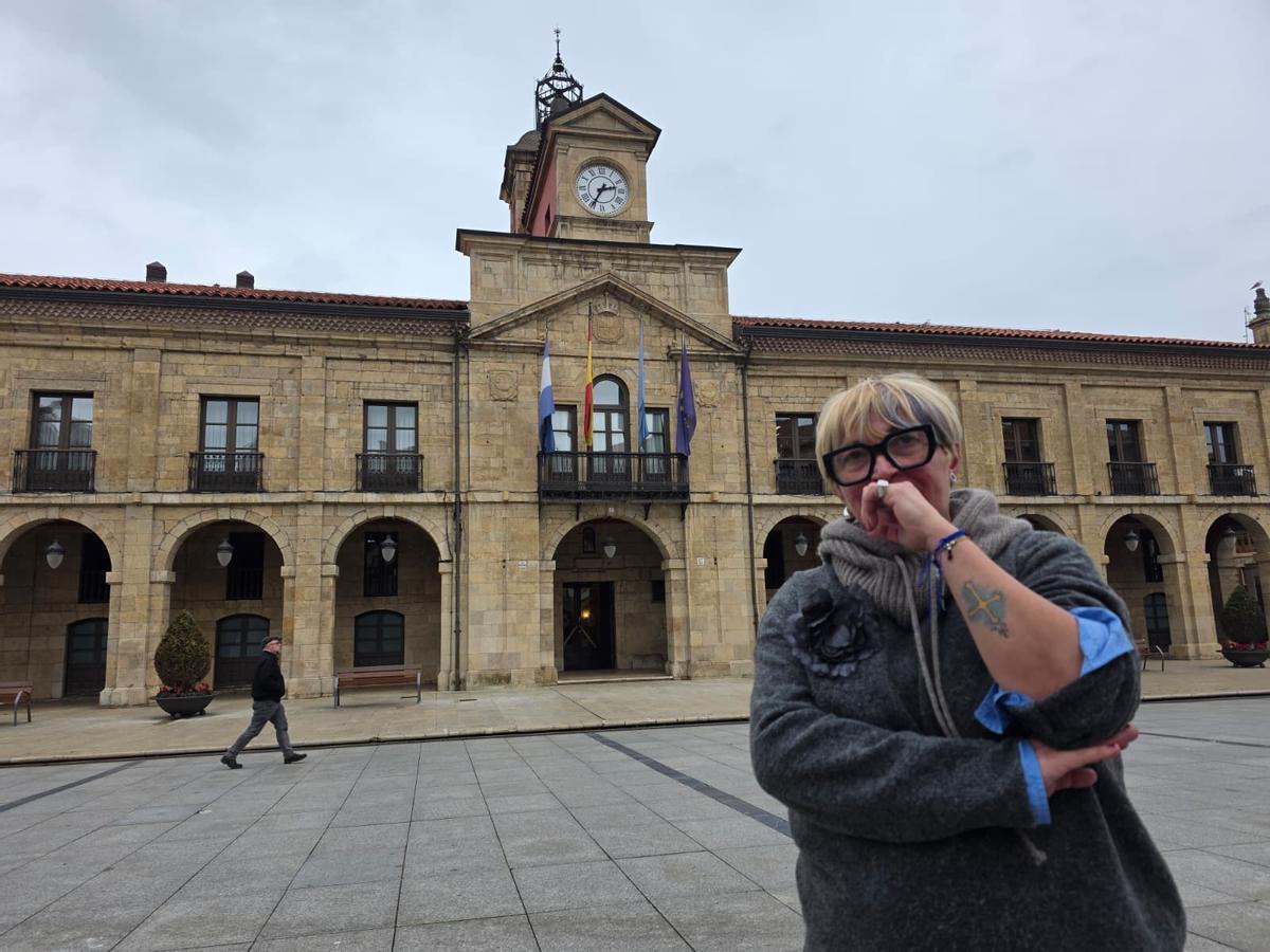 Mila Cannella delante del Ayuntamiento de Avilés.