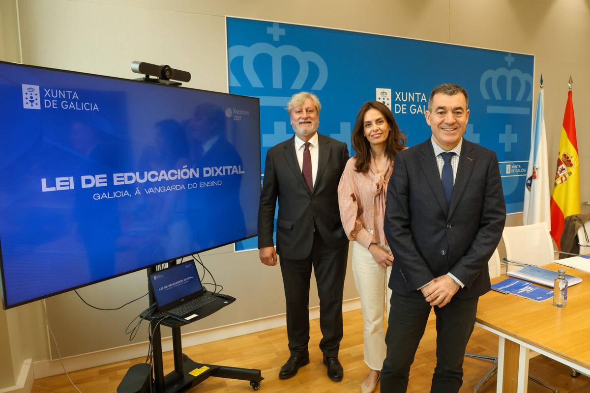El conselleiro de Educación, Román Rodríguez, junto a Manuel Vila y Judith Fernández, durante la presentación del anteproyecto de Lei de educación dixital de Galicia.