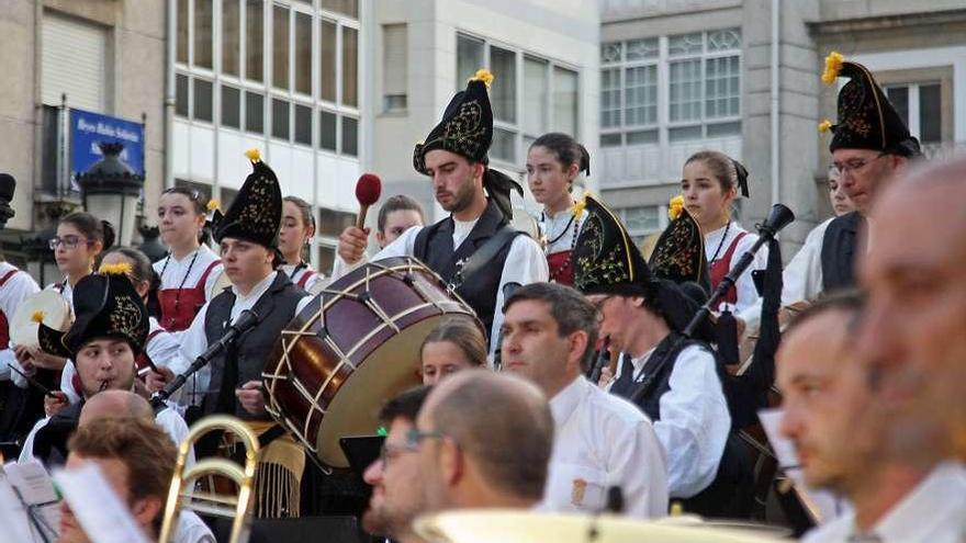 Las bandas de Silleda y de gaitas de Forcarei, juntas, en la Xoldra na Eira de A Estrada. // Bernabé/J.C. Asorey