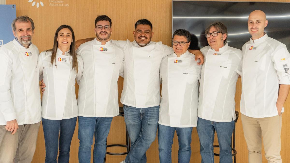 El equipo español que participará en el Mundial de 'panettone': Daniel Jordà (entrenador), Viena Campos, Ayose Valiente (suplente), Tonatiuh Cortés (capitán), Carlos Mariel ('team manager'), Jesús Machi (entrenador) y Miguel Ángel Castro.