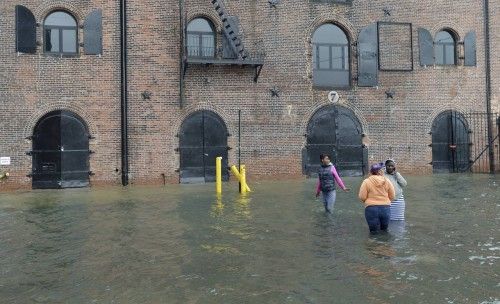 EL HURACÁN "SANDY" GANA FUERZA AL ACERCARSE A LA COSTA NORDESTE DE EEUU