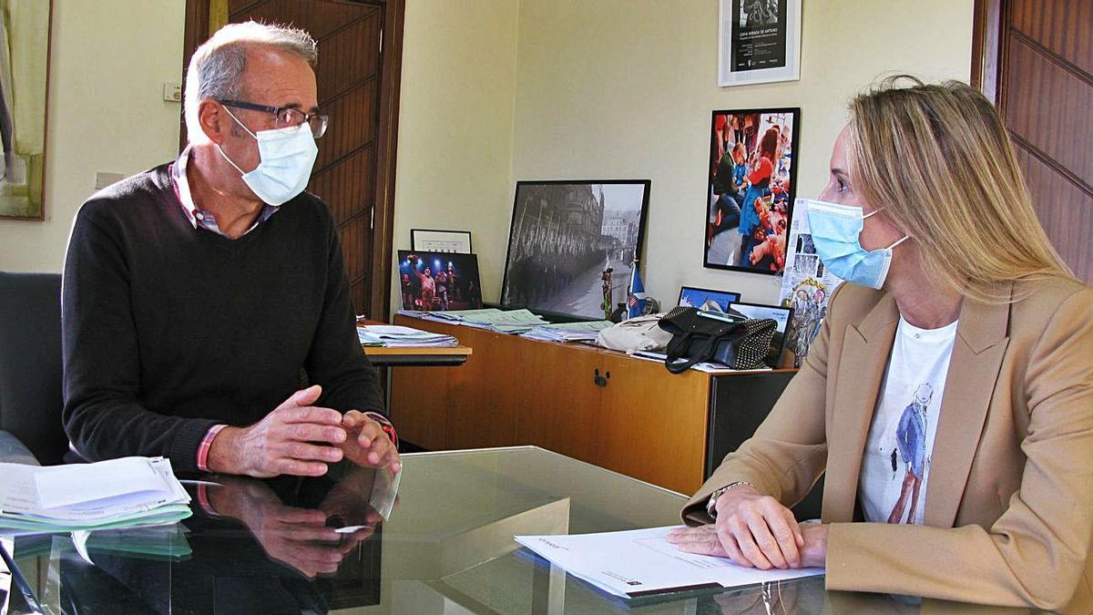 Juan González durante la reunión con Marta Fernández-Tapias, ayer, en Nigrán. |   // D.P.