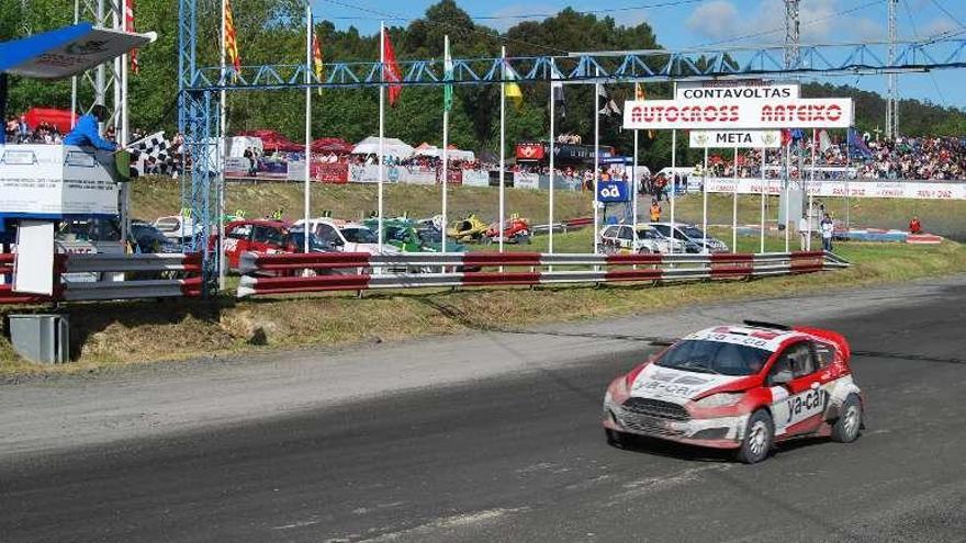 Un automovil, en el circuito de Morás.