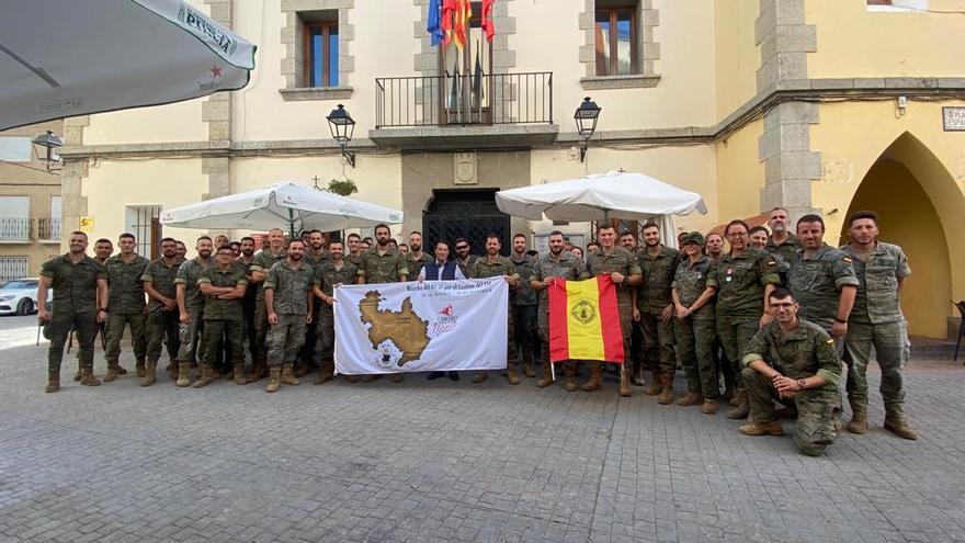 Los soldados del RT21, durante su visita a la población de Caudiel.