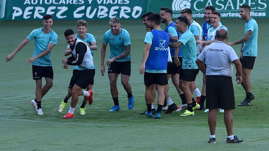 Los jugadores del Córdoba CF, con buen ambiente en el último entrenamiento en El Arcángel previo al partido ante el Don Benito.