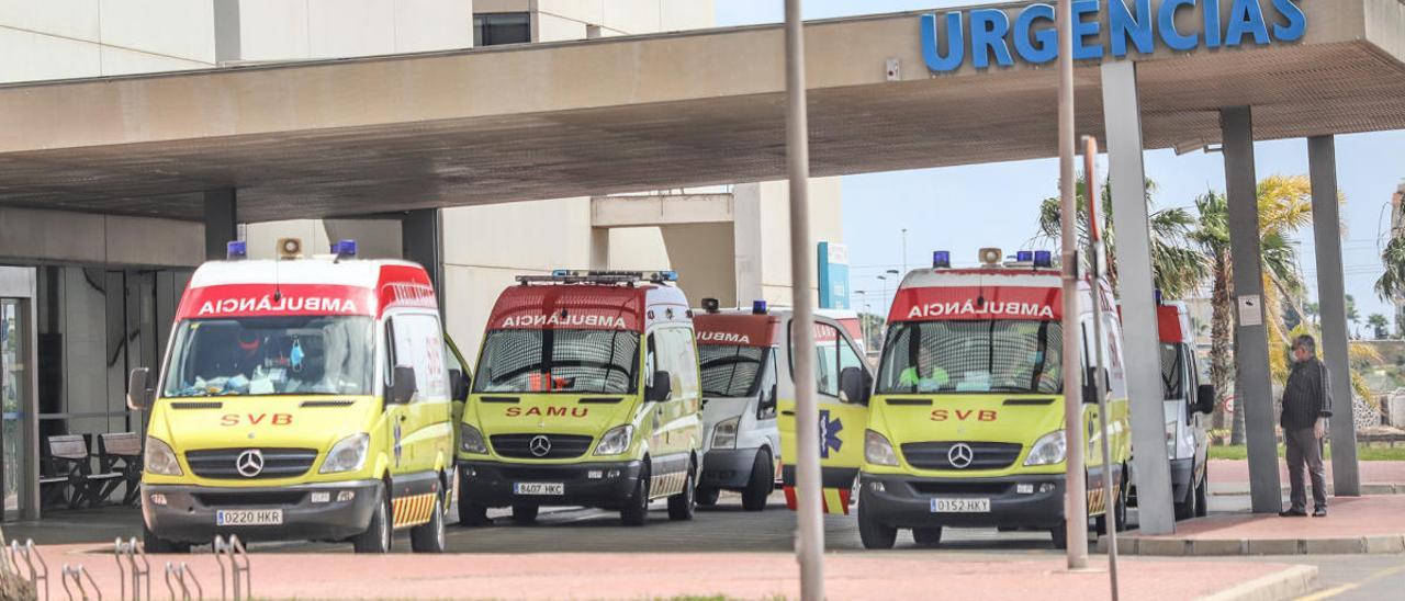 Imagen del acceso a Urgencias del Hospital Universitario de Torrevieja/ Foto Tony Sevilla.