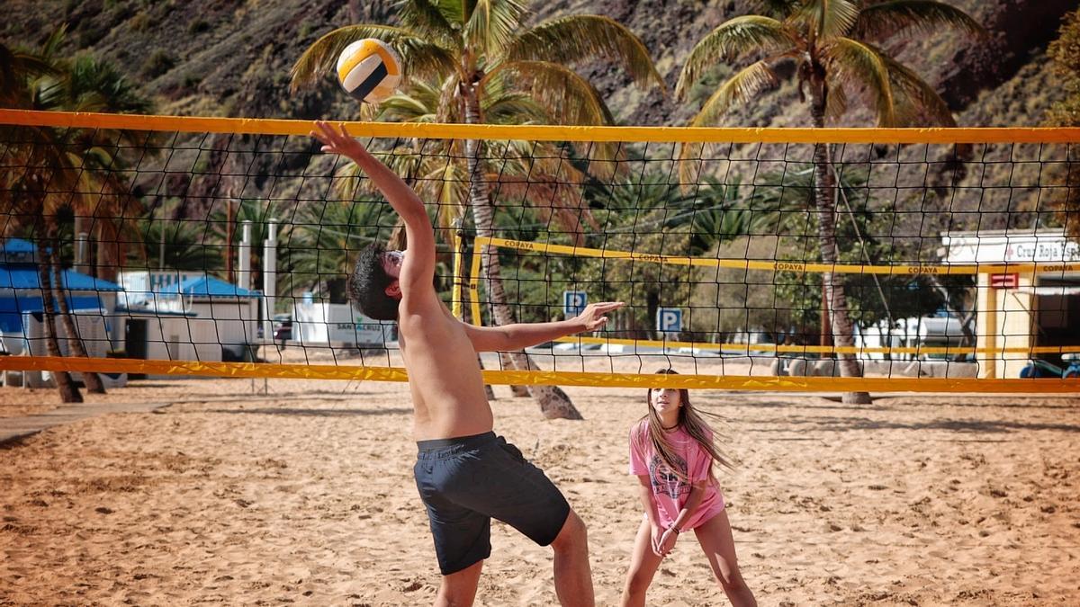 Deporte en la playa de Las Teresitas, en el municipio de Santa Cruz de Tenerife.