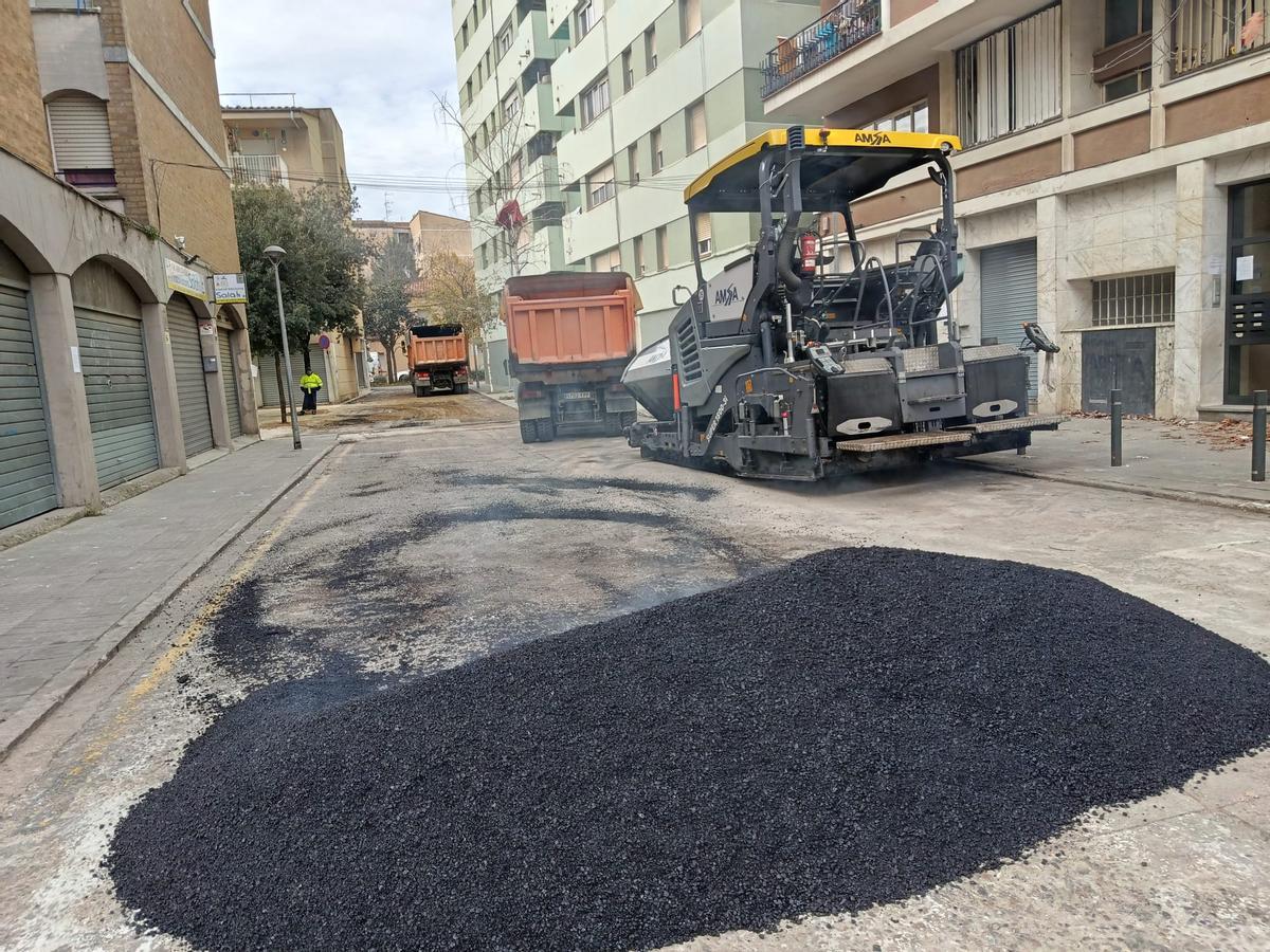 Treballs al carrer joan Miró de Salt.