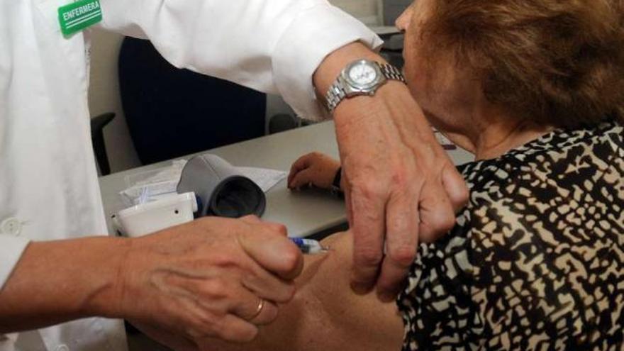 Una mujer se vacuna, ayer, en una ambulatorio gallego. / rafa vázquez