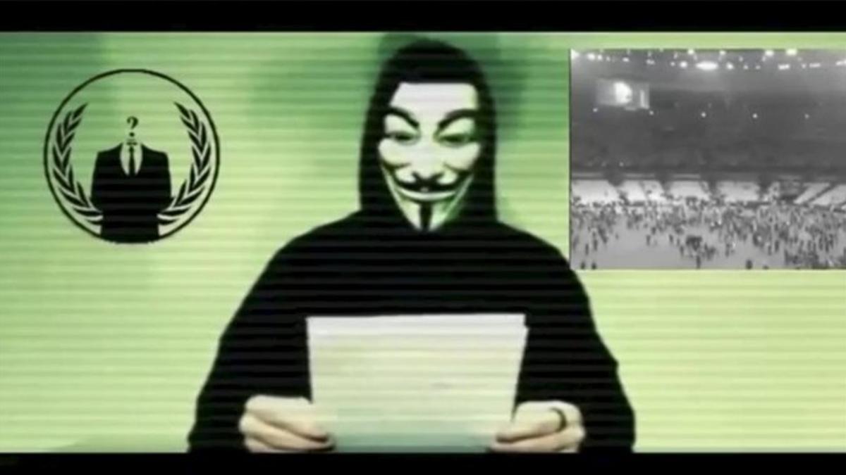 Una captura del vídeo publicado este lunes por Anonymous donde los activistas declaran la &quot;guerra total&quot; al Estado Islámico.