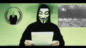 Una captura del vídeo publicado este lunes por Anonymous donde los activistas declaran la guerra total al Estado Islámico.