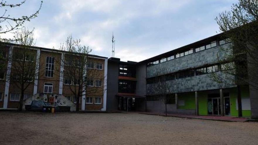 Los alumnos tienen que desafiar la lluvia en invierno para poder trasladarse a las distintas aulas. // I. Abella