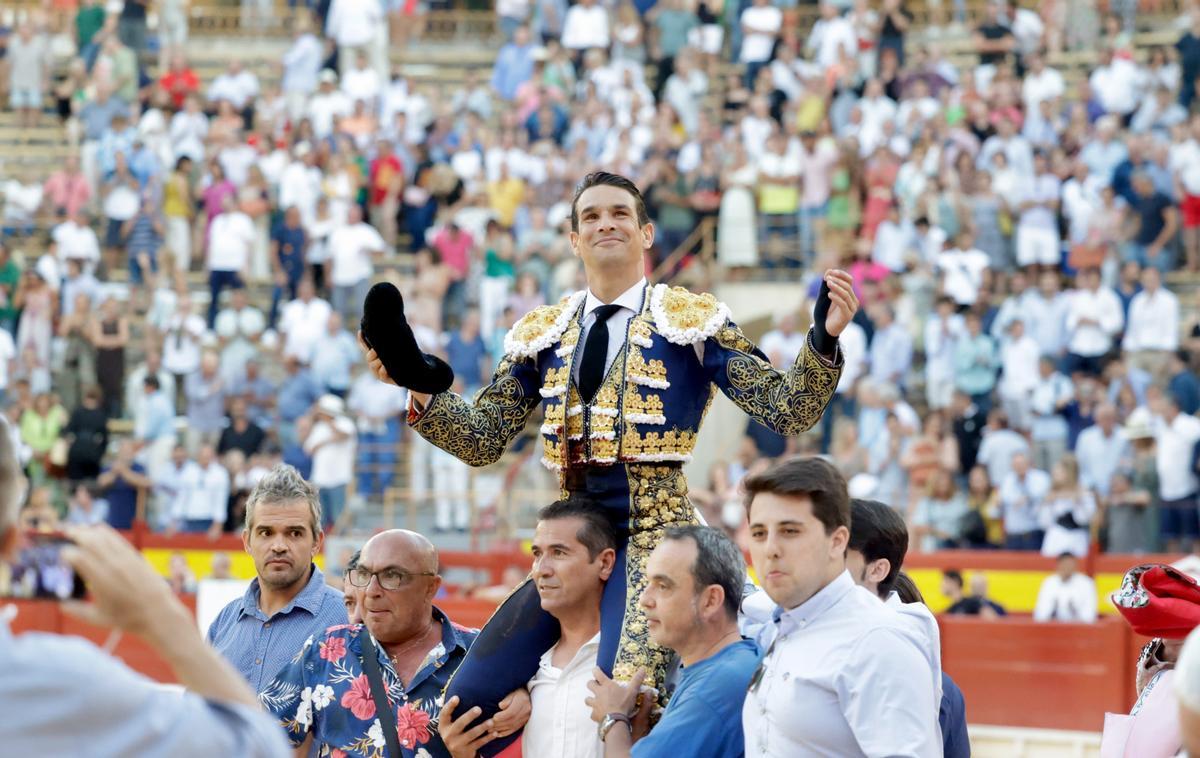 José Mari Manzanares, a hombros en el coso alicantino.