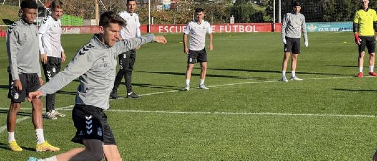 Marc Cardona golpea el balón durante la sesión en Mareo.