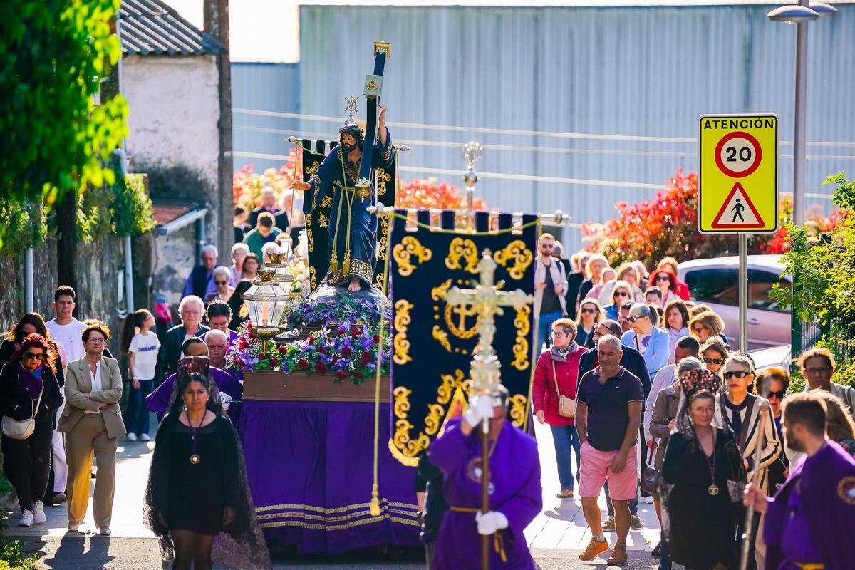 Procesiones en Vigo: los pasos de Noso Pai Xesús Nazareno e a Virxe Dolorosa desfilaron por Teis