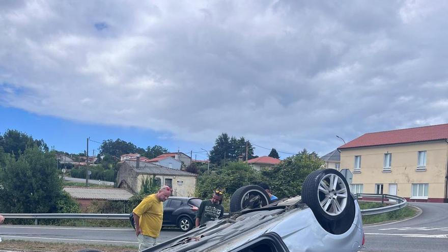 Vuelca un coche tras una colisión en un cruce peligroso de Coirós
