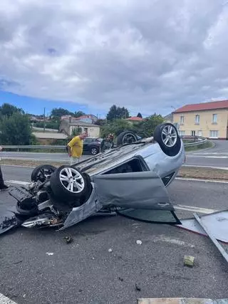Vuelca un coche tras una colisión en un cruce peligroso de Coirós