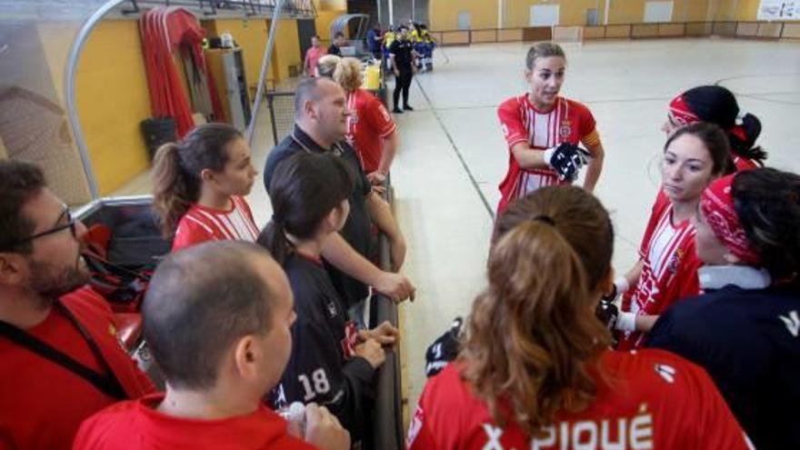 Les jugadores del Citylift Girona, en un temps mort d&#039;un partit d&#039;aquesta temporada a Palau II.