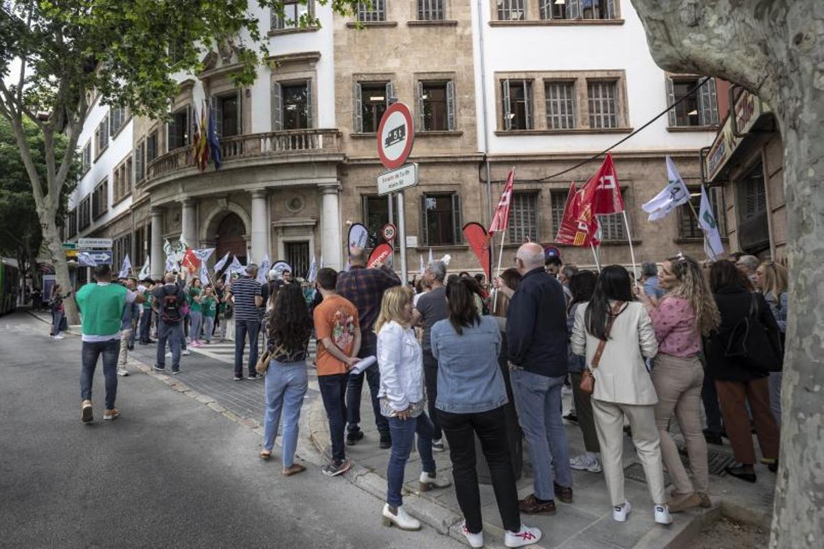 Los funcionarios siguen firmes en su protesta. | B.RAMON