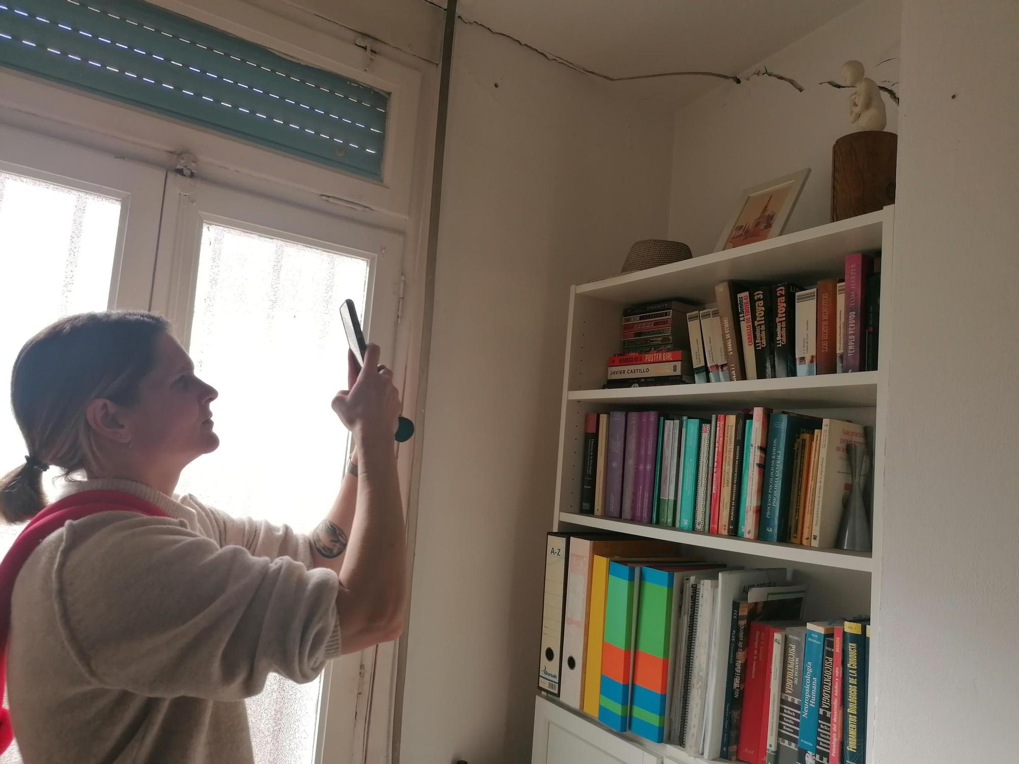 El intenso calor del incendio del bingo ha abierto grietas en distintas partes de la casa