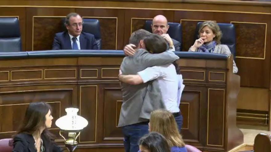 Pablo Iglesias y Xavier Domènech se funden en un efusivo abrazo