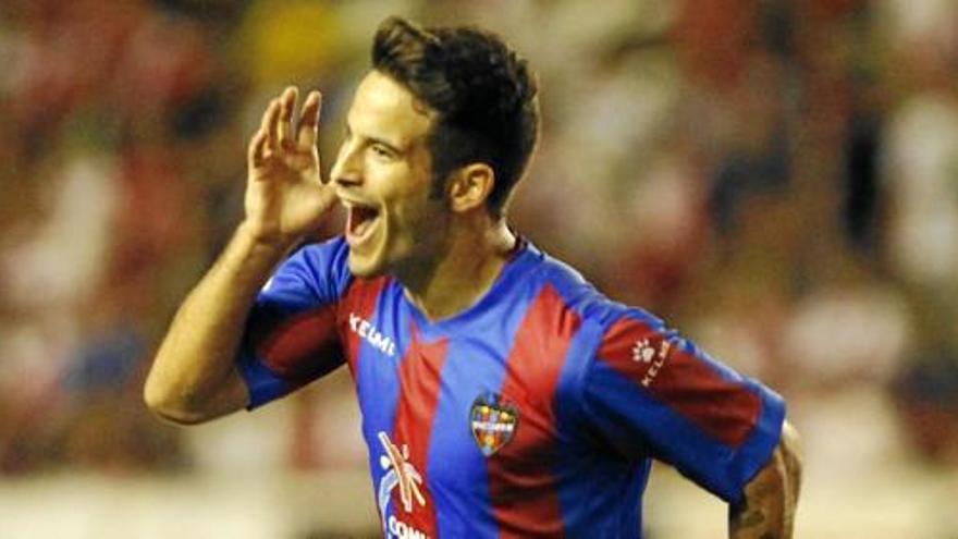 Rubén celebrando un gol con el Levante