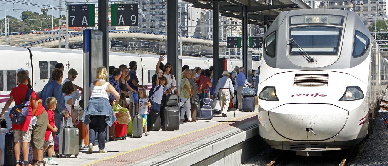 Un tren Alvia que cubre la ruta entre Vigo y Madrid en la estación de Guixar.