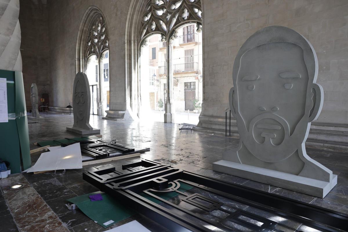 Montaje de la exposición de Julian Opie en la Llotja de Palma