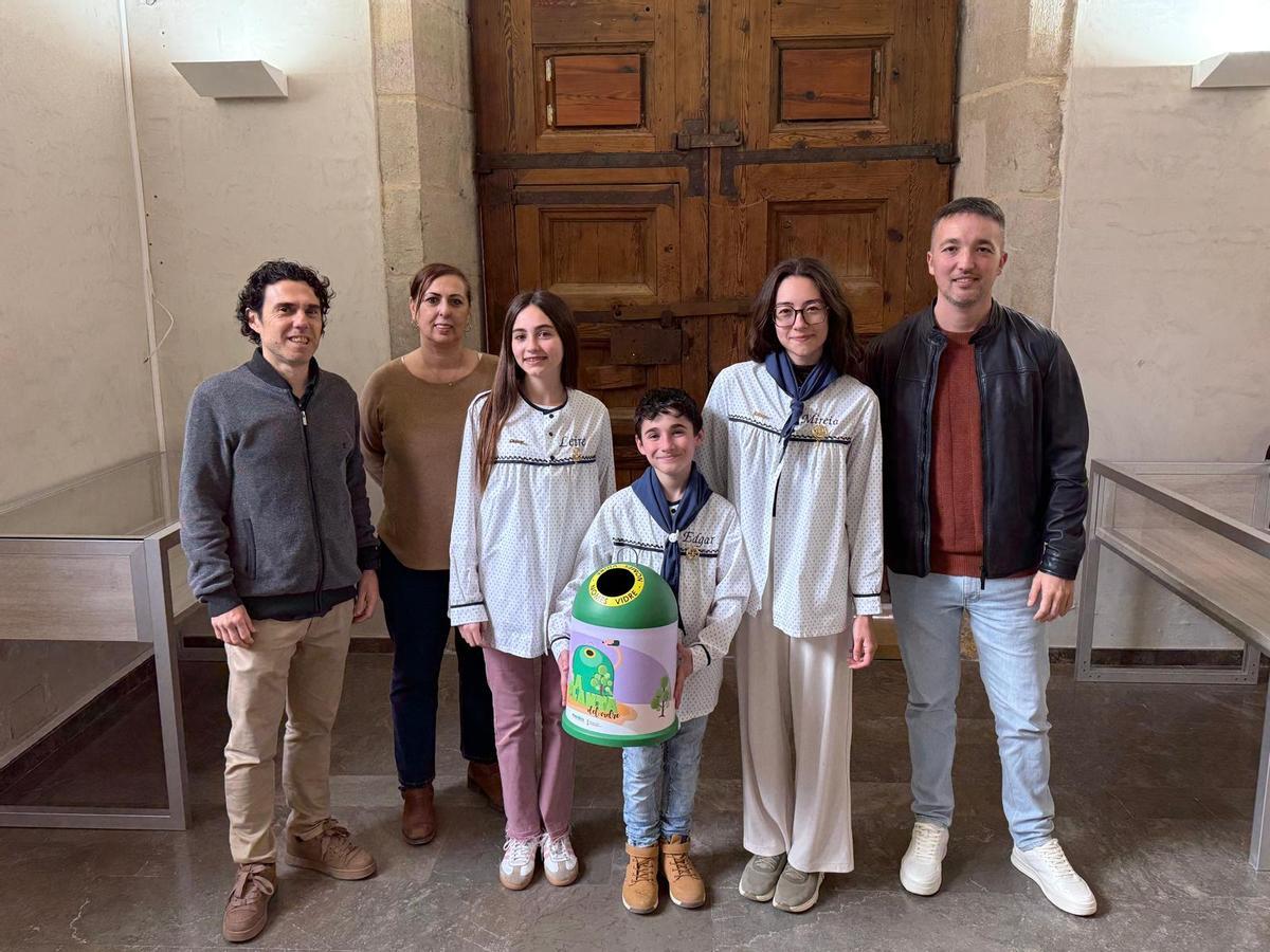 La falleras mayores de Llíria y el presidente infantil junto a los representantes institucionales.