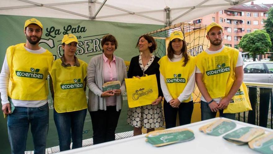 Ana Rivas, junto a los responsable de la campaña.