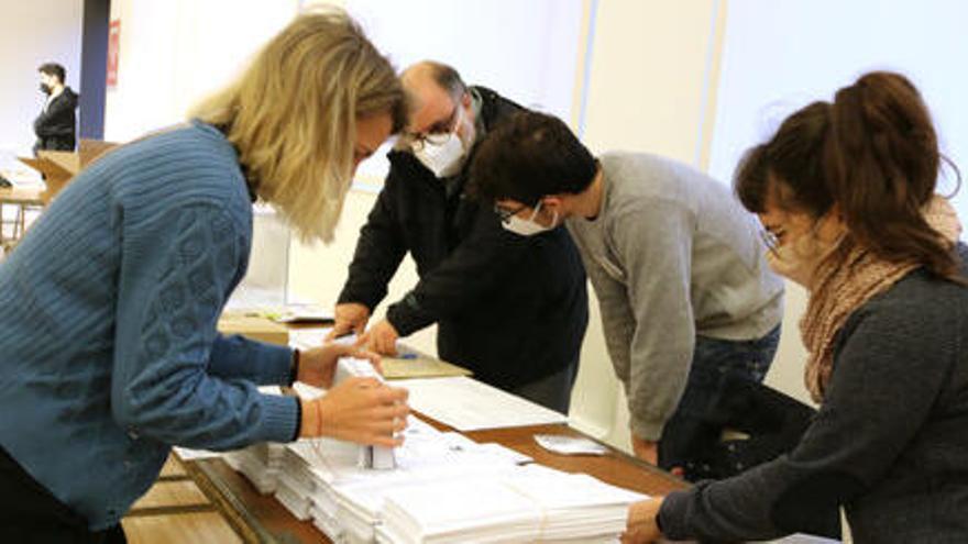 Una mesa al col·legi electoral del Museu de Mataró Can Marfà amb els seus membres preparant-se per la jornada, el 14 de febrer de 2021