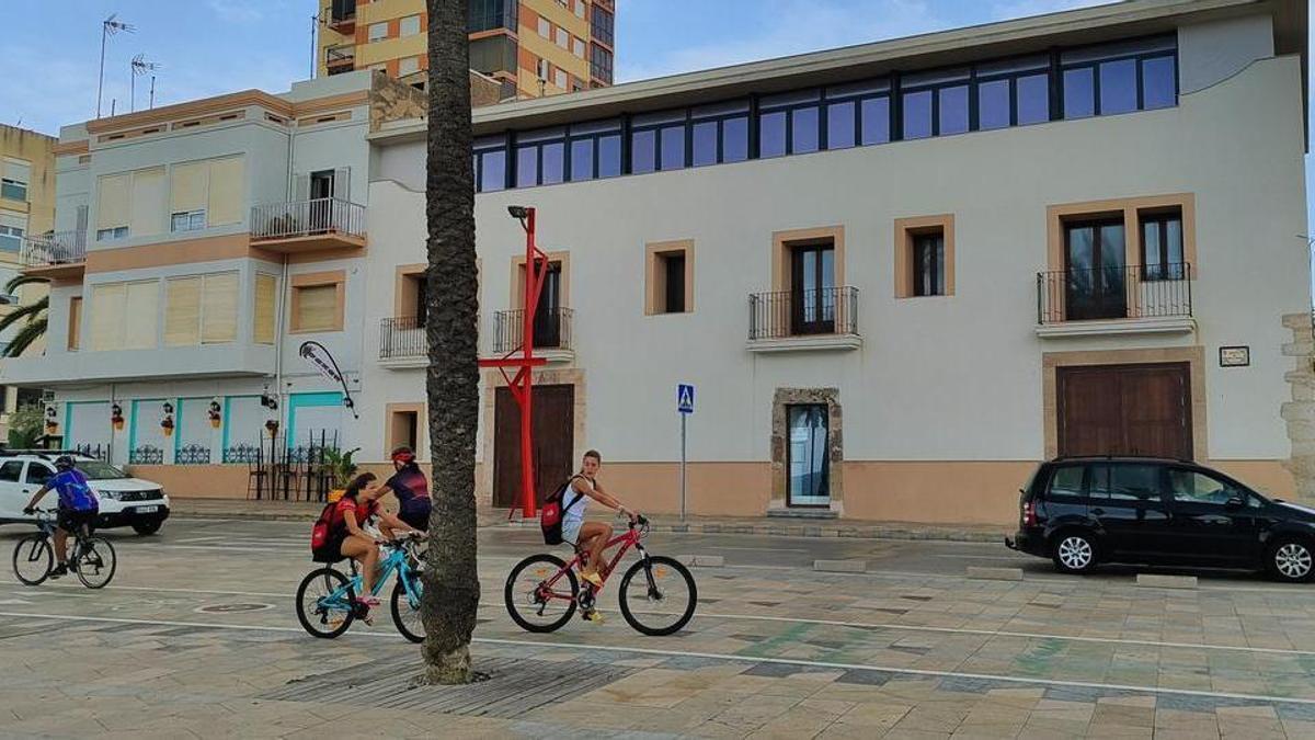 achada del centro de inspiración turística de Vinaròs, ubicado en la antigua Cotxera de Batet, en el paseo marítimo.