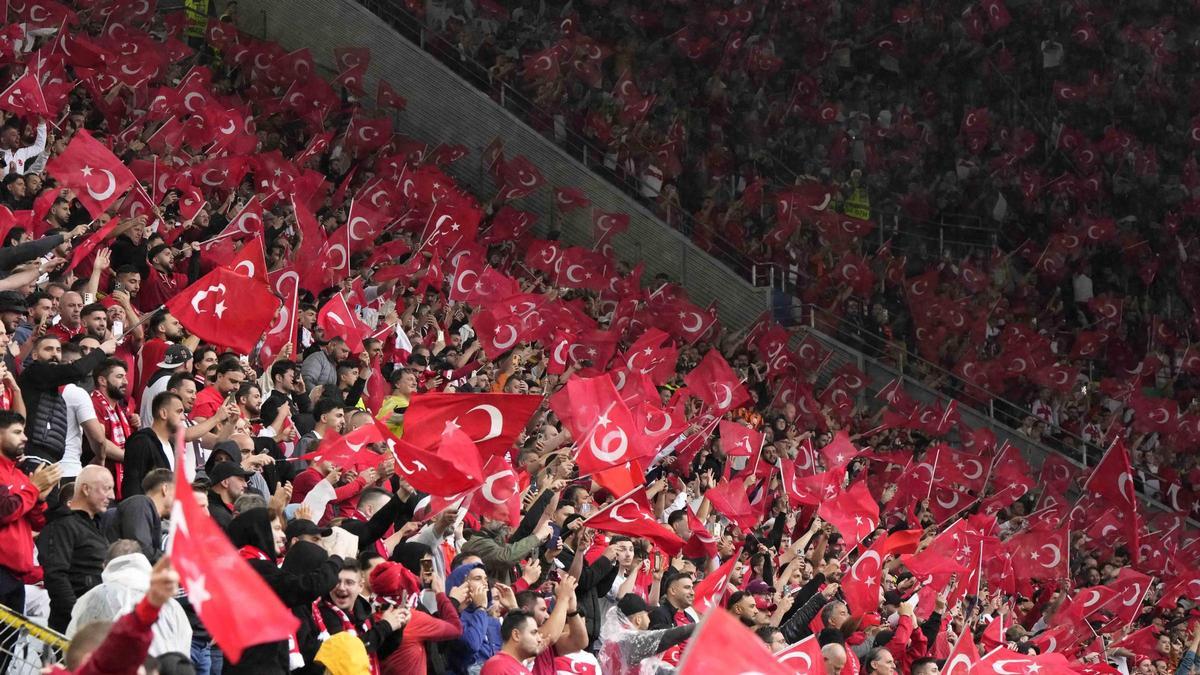 La grada conocida como el 'muro amarillo' del Westfalenstadion (Signa Iduna Park) de Dortmund, convertida en roja de los aficionados turcos