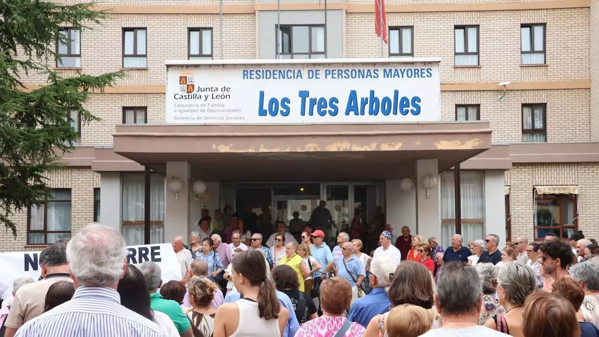 ¿Por qué Segovia, Salamanca, León, Burgos y Valladolid tienen dos residencias públicas de mayores y Zamora una? 300 personas se lo preguntan en una concentración
