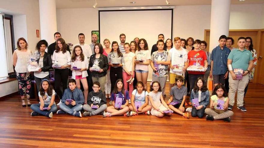 Premiados y organizadores posaron para una foto de familia al final del acto. // Bernabé/Cris M.V.