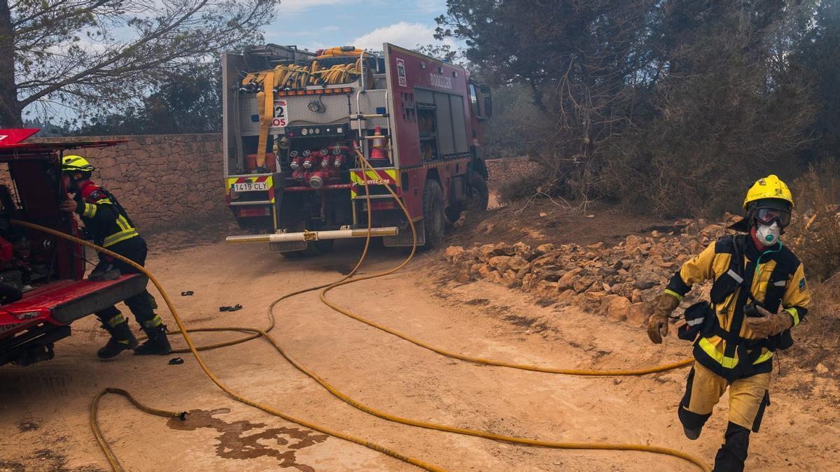 Bomberos de Formentera durante una intervención en una imagen de archivo