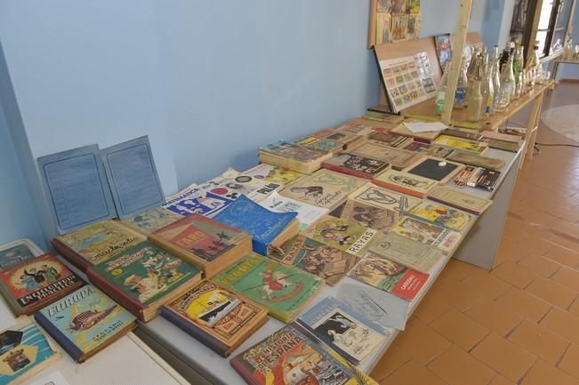 Exposición de libros y objetos antiguos, en El ...