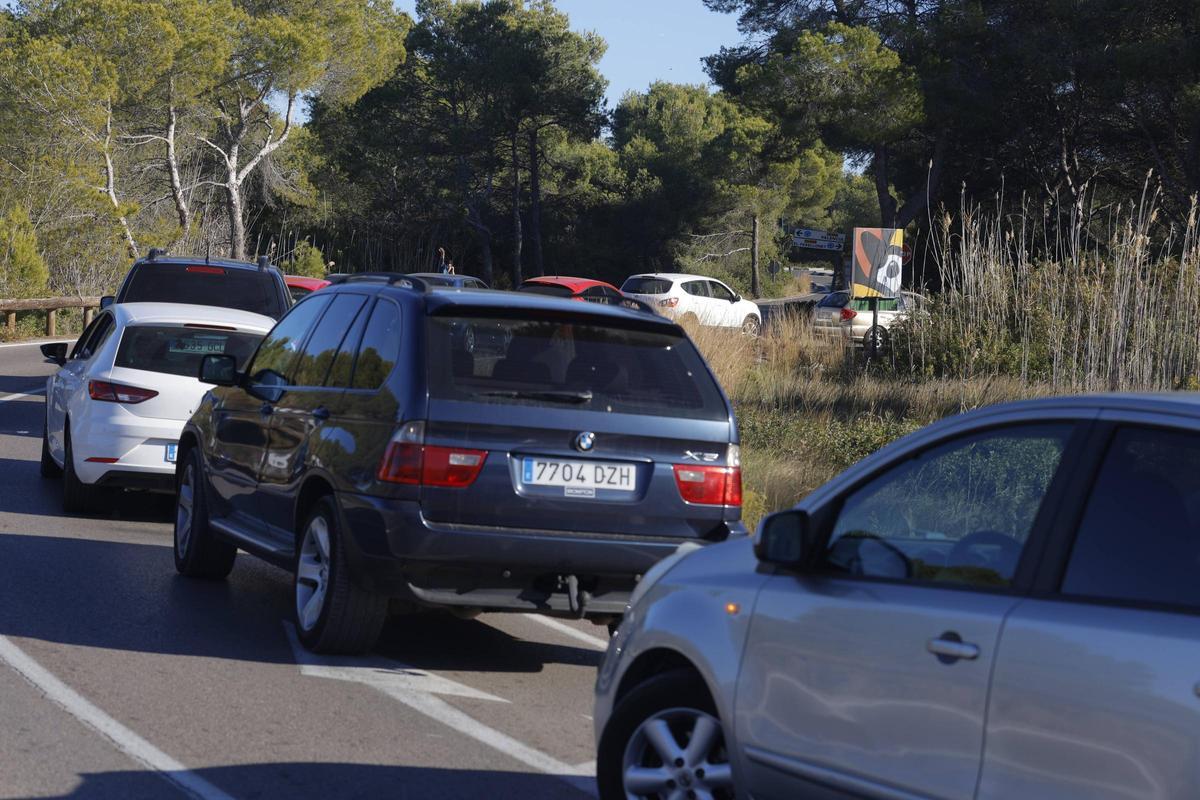 Coches en cola para entrar a las instalaciones del Racó de l'Olla y que ocupan el carril de salida a la CV-500.