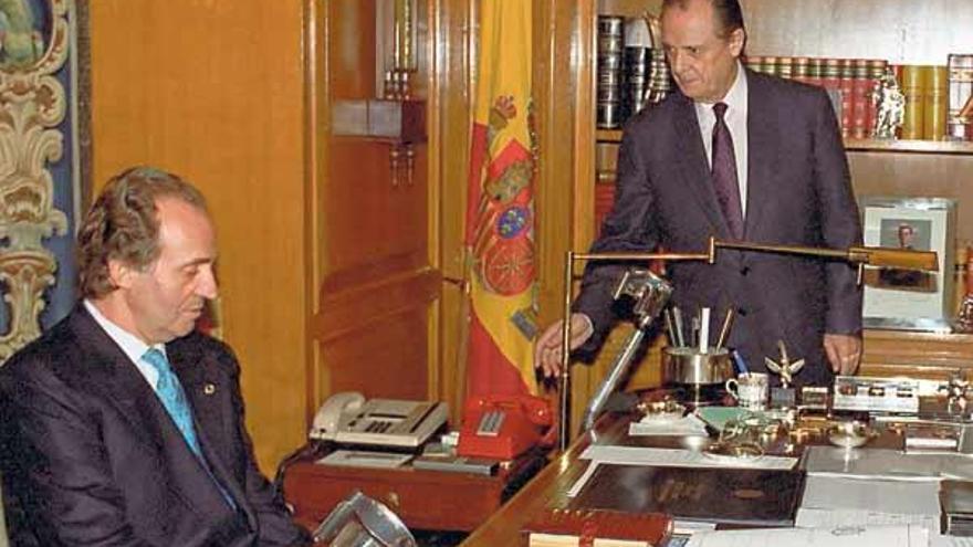 Sabino Fernández Campo junto al Rey Juan Carlos, en su despacho, en enero de 1992