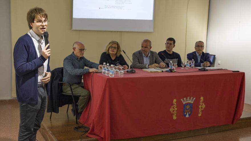 Xavier Molina, alcalde de Bocairent, presenta a los integrantes de la mesa redonda, organizada por el IEVA.